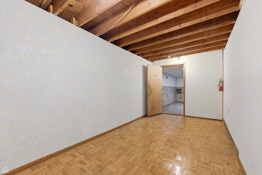 More Photos Of 8507 S Roberts Rd, Justice Veterinarian Kennel For Sale