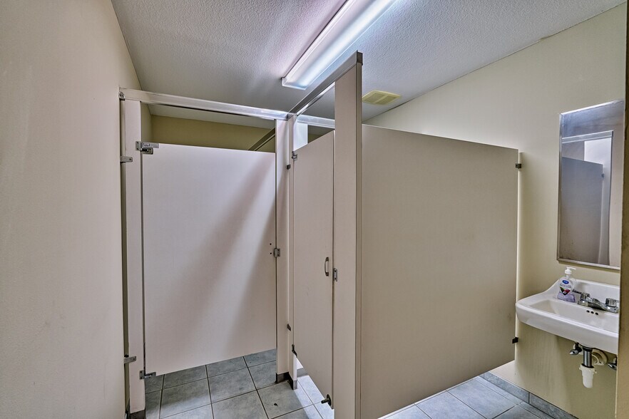 More Photos Of 200 NE Commercial Cir, Keystone Heights Unknown For Lease