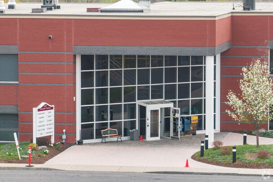 More Photos Of 225 Greenfield Pky, Liverpool Office For Lease