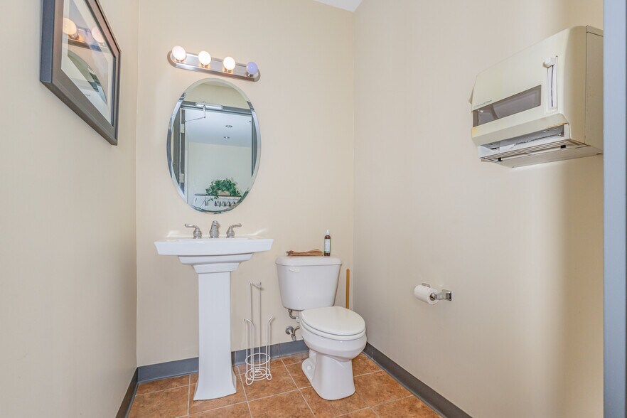 More Photos Of 5546 Fair Ln, Fairfax Office For Lease