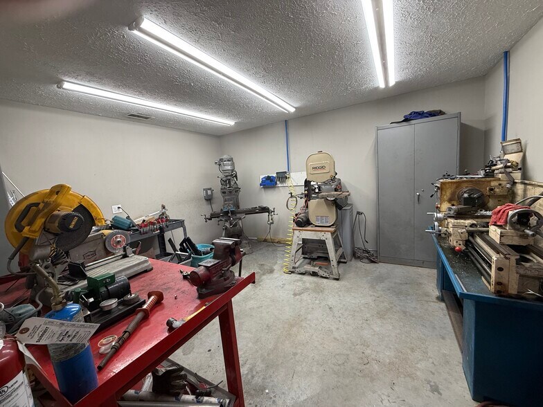 More Photos Of 5200 Highway 3, Dickinson Flex For Lease