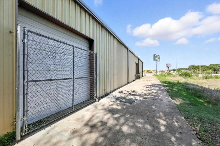More Photos Of 3000 E Loop 820 S, Fort Worth Warehouse For Sale