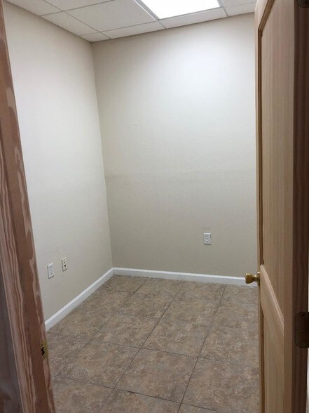 More Photos Of 7922-7930 Hillcroft St, Houston Office For Lease