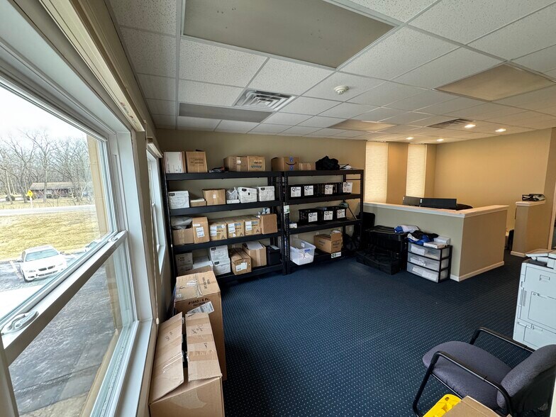 More Photos Of 4 Bonnie Ln, Yorkville Office For Sale