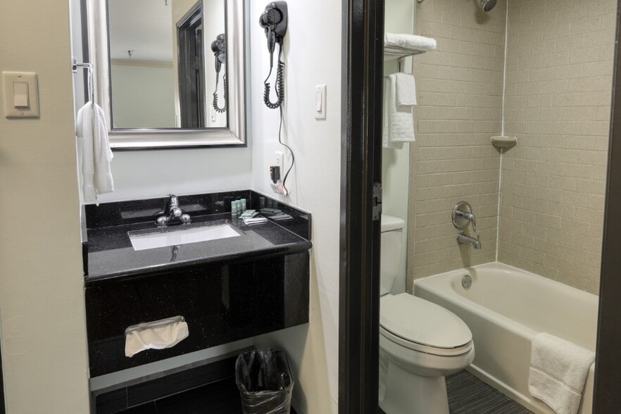 More Photos Of 889 W Bay Area Blvd, Webster Hotel For Sale