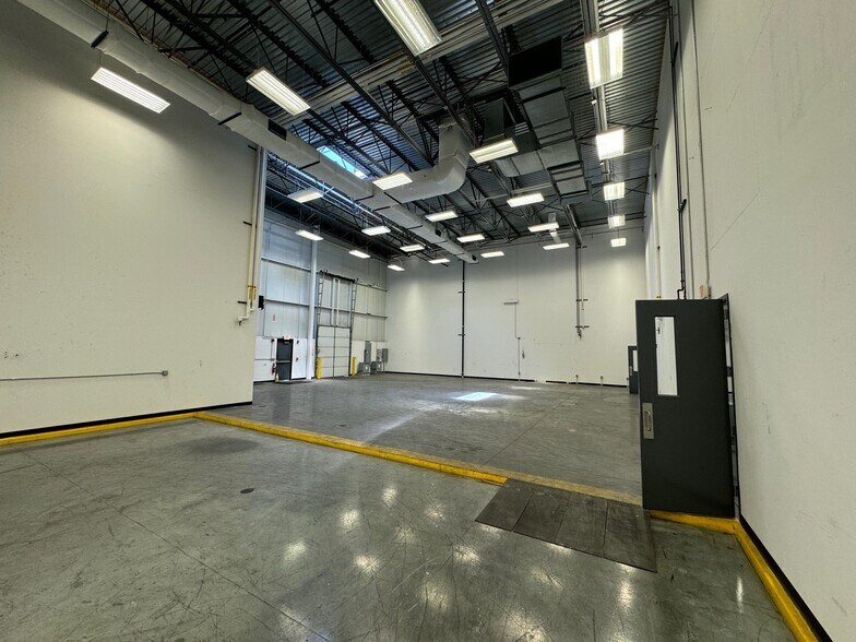 More Photos Of 4055 English Oak Dr, Lansing Light Manufacturing For Lease