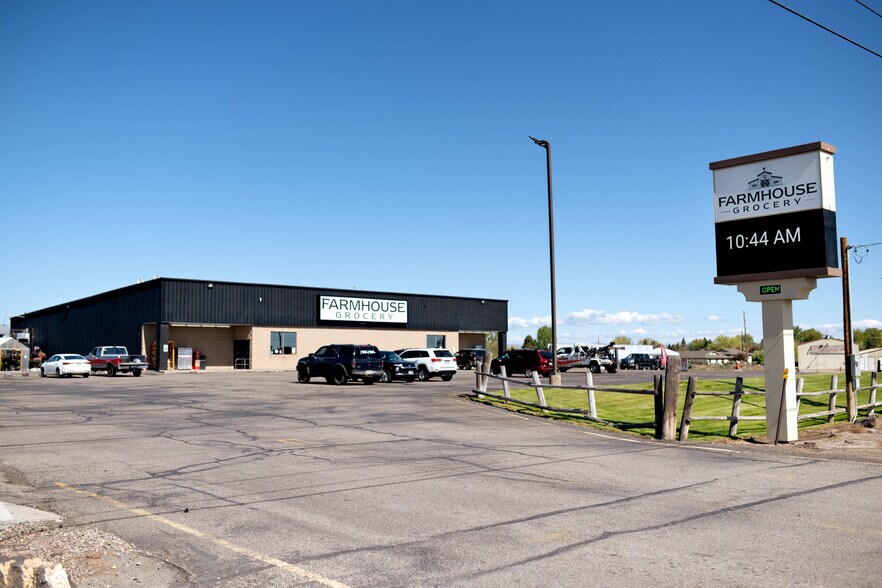 Primary Photo Of 904 S Greenwood St, Shoshone Supermarket For Sale