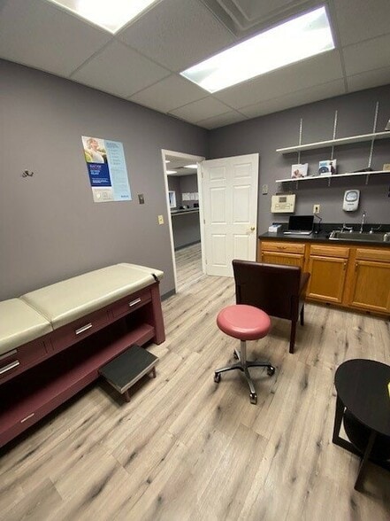 More Photos Of 601 N Shore Dr, Jeffersonville Medical For Sale