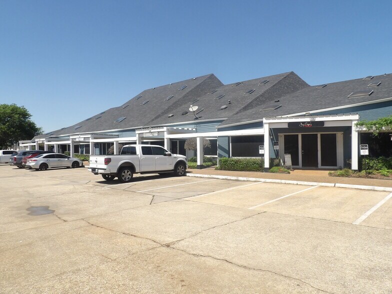 More Photos Of 17300 Saturn Ln, Houston Medical For Lease