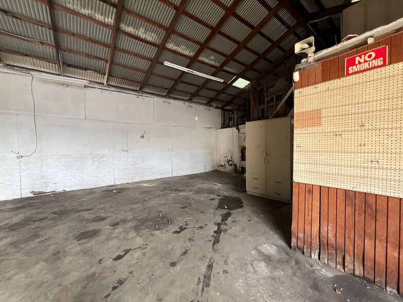 More Photos Of 4616 N Clark Ave, Tampa Warehouse For Lease