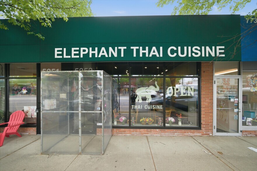 More Photos Of 5337-5353 W Devon Ave, Chicago Storefront Retail Office For Sale