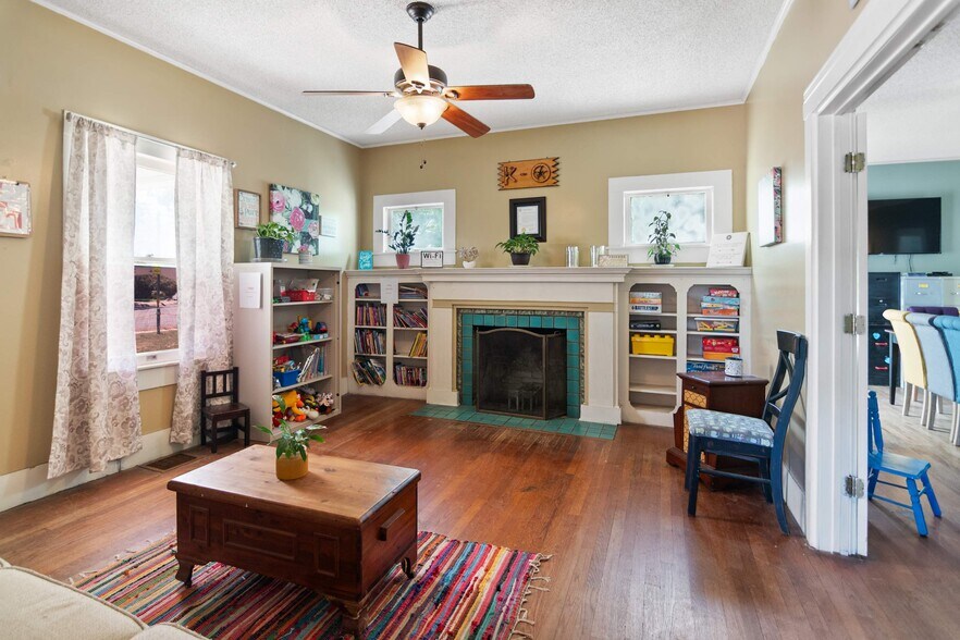 More Photos Of 1016 Main St, Kerrville Office For Sale