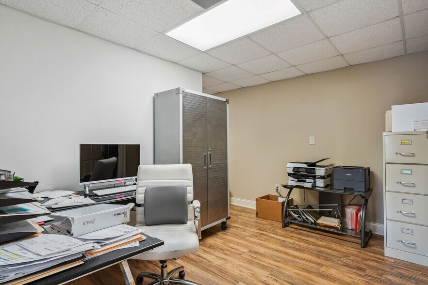 More Photos Of 2501 Florida Ave, Kenner Light Distribution For Sale