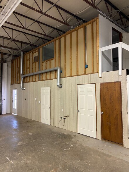 More Photos Of 1715 Cassopolis St, Elkhart Showroom For Sale