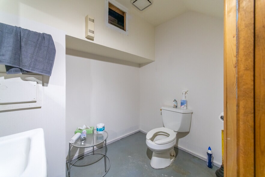 More Photos Of 100-106 S Main st, Ishpeming Flex For Sale