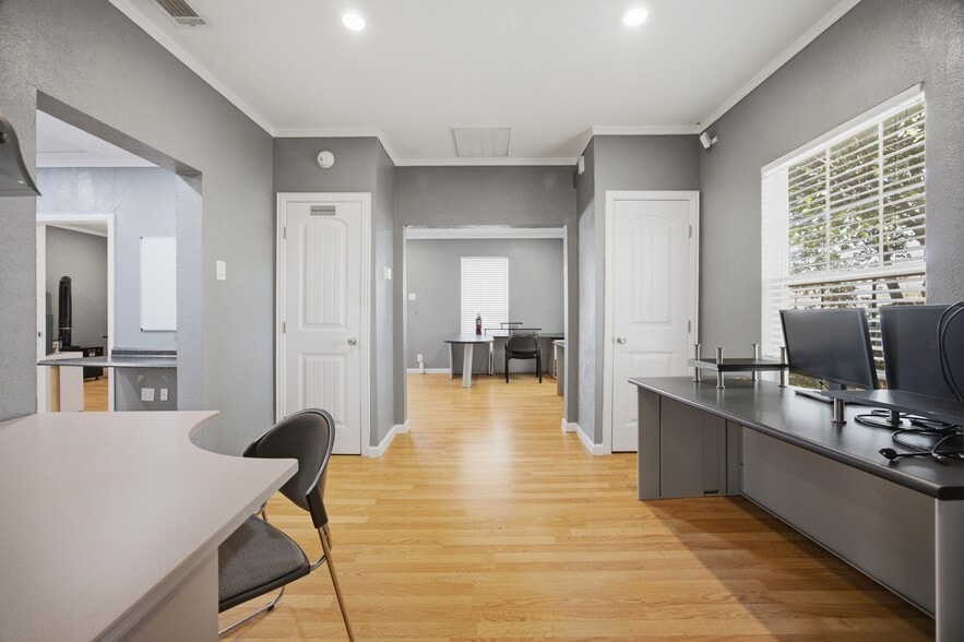 More Photos Of 306 N Center St, Forney Office For Lease