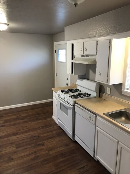 More Photos Of 511 W Cleveland St, Alvin Apartments For Sale