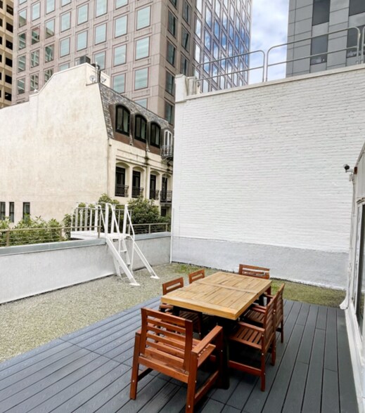 More Photos Of 653-655 Commercial St, San Francisco Bar For Sale