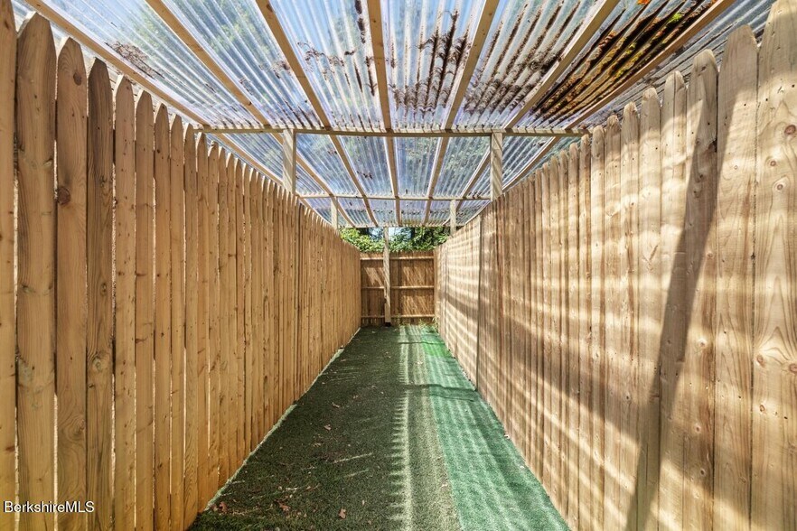 More Photos Of 1099 New Ashford Rd, Williamstown Veterinarian Kennel For Sale