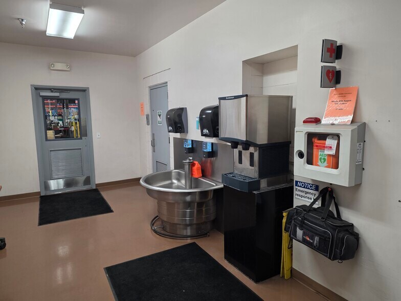 More Photos Of 300 Airport Rd, Ames Warehouse For Sale