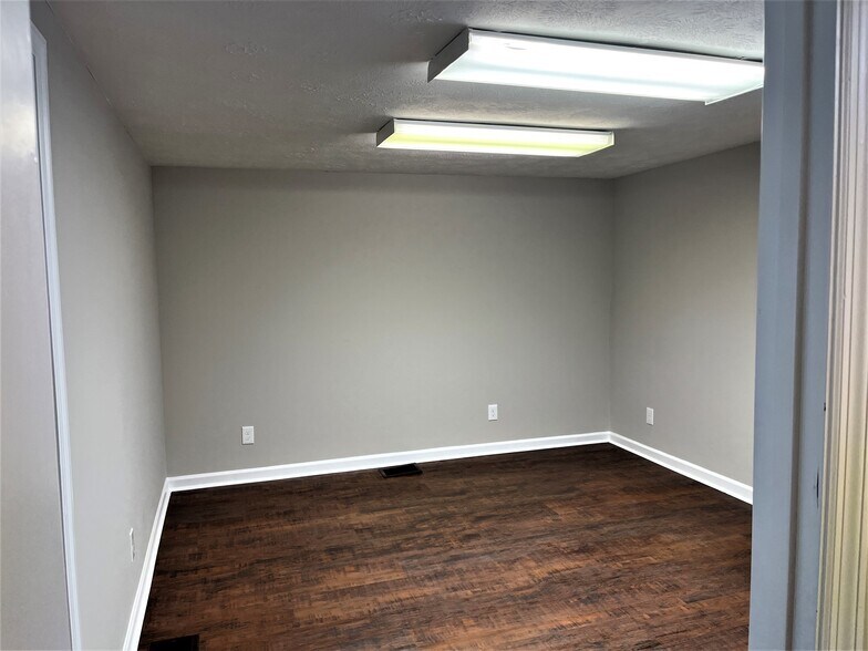 More Photos Of 800 NE Brackett Rd, Marietta Medical For Lease