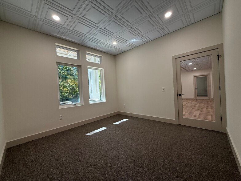 More Photos Of 1792 Woodstock Rd, Roswell Office For Lease