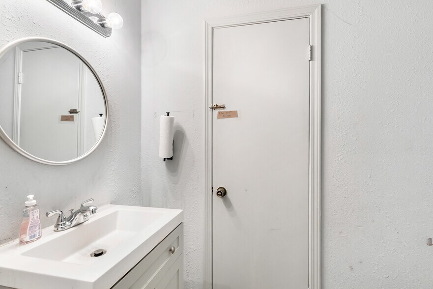 More Photos Of 1725 Northpark Dr, Kingwood Auto Repair For Sale