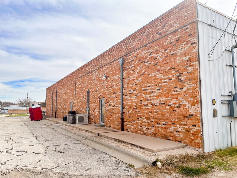 More Photos Of 711 E 3rd St, Big Spring Office For Lease