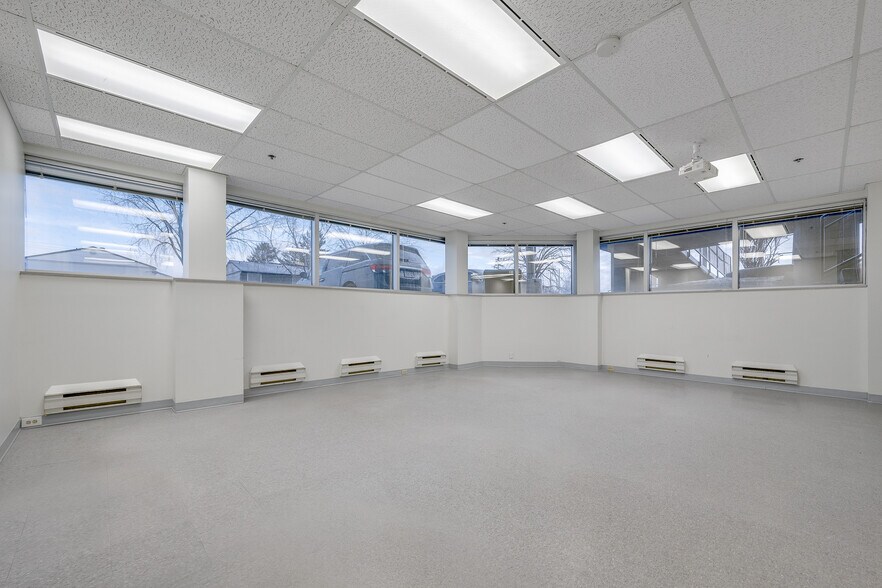 More Photos Of 63 Glencoe St, Ottawa Office For Lease