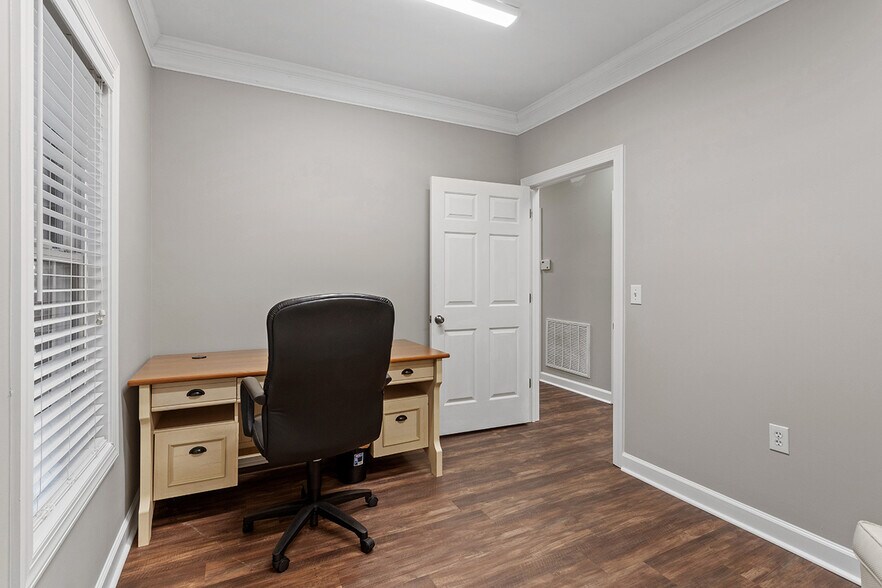 More Photos Of 6501 Creedmoor Rd, Raleigh Office Residential For Lease