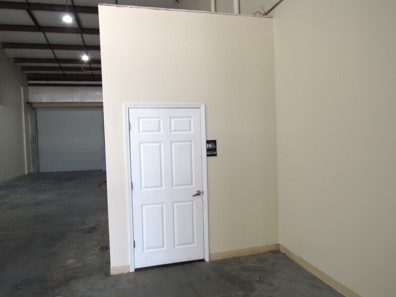 More Photos Of 658 Atlantis Dr, Melbourne Warehouse For Sale