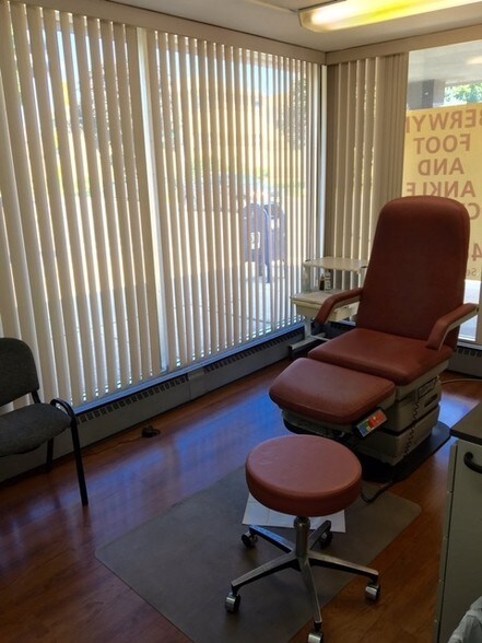 More Photos Of 3100 S Oak Park Ave, Berwyn Office For Sale
