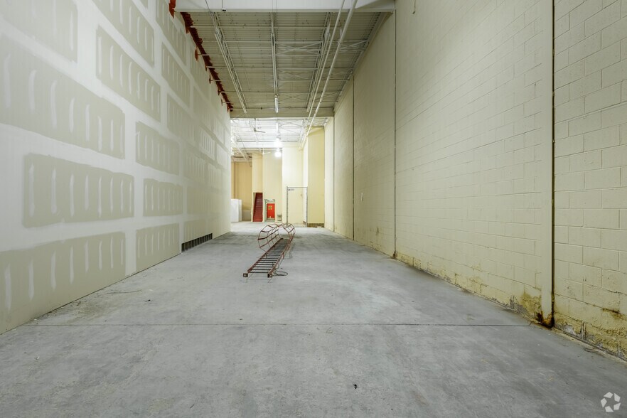 More Photos Of 8600-8604 W Brown Deer Rd, Milwaukee General Retail For Sale