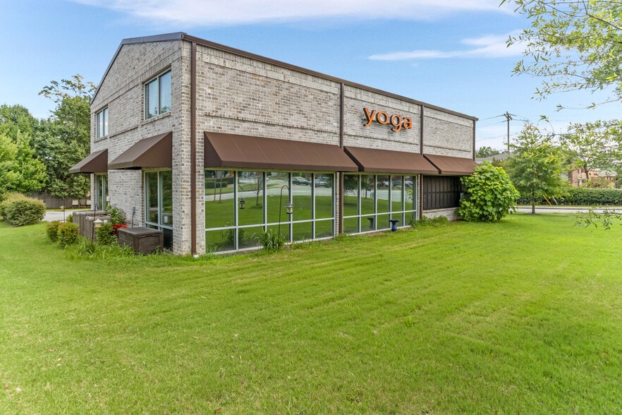 More Photos Of 414 W Fernwood Dr, Simpsonville General Retail For Sale