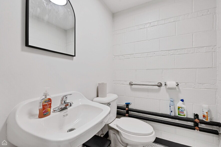 More Photos Of 837 Mannheim Rd, Bellwood Showroom For Lease