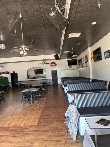 More Photos Of 140 Collins Rd, Richmond Storefront For Lease