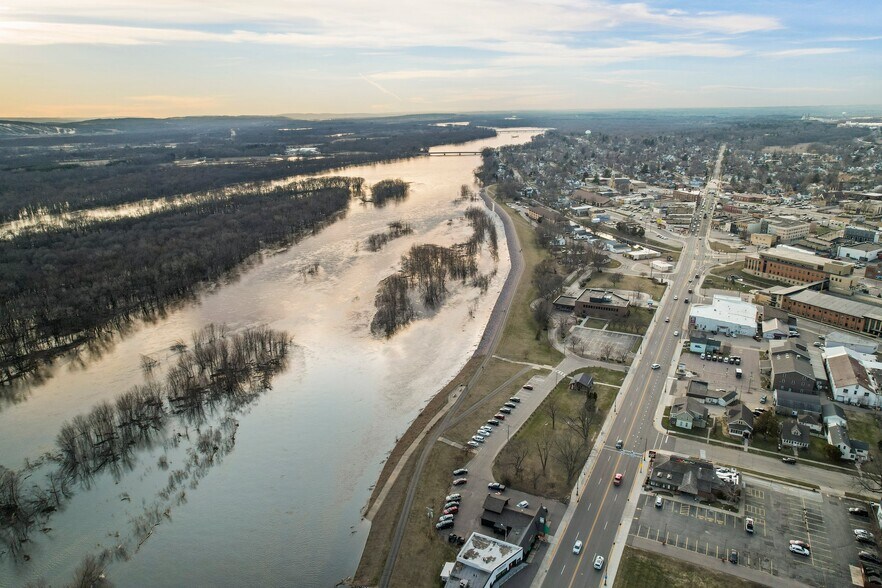 More Photos Of 515 E Wisconsin St, Portage Auto Dealership For Sale