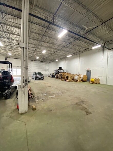 More Photos Of 9840 S 27th St, Oak Creek Showroom For Lease