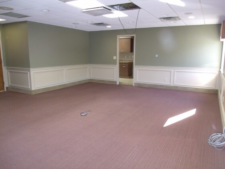 More Photos Of 411 Holmes St, Frankfort Light Distribution For Sale