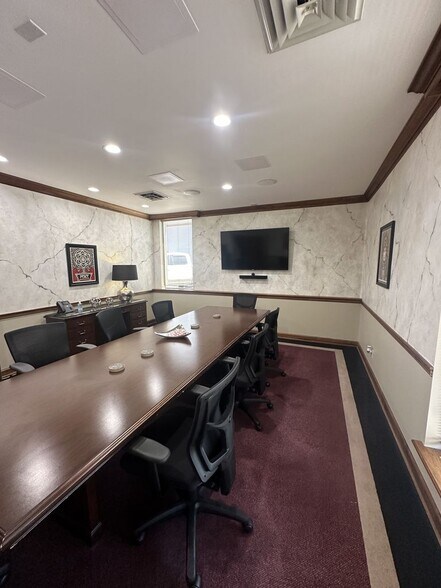 More Photos Of 215 NW Martin Luther King Jr Blvd, Evansville Office For Sale