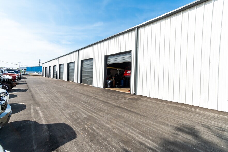 More Photos Of 320 Warfield Ave, Venice Warehouse For Sale