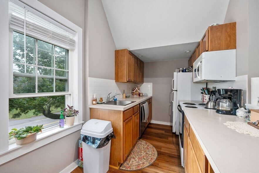 More Photos Of 37 School St, Hyannis Apartments For Sale