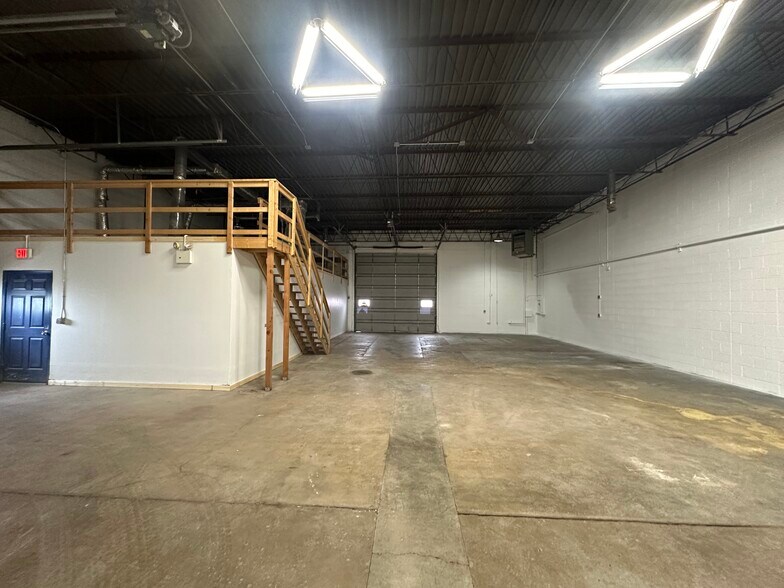 More Photos Of 419 W Washington Ave, Lake Bluff Flex For Lease