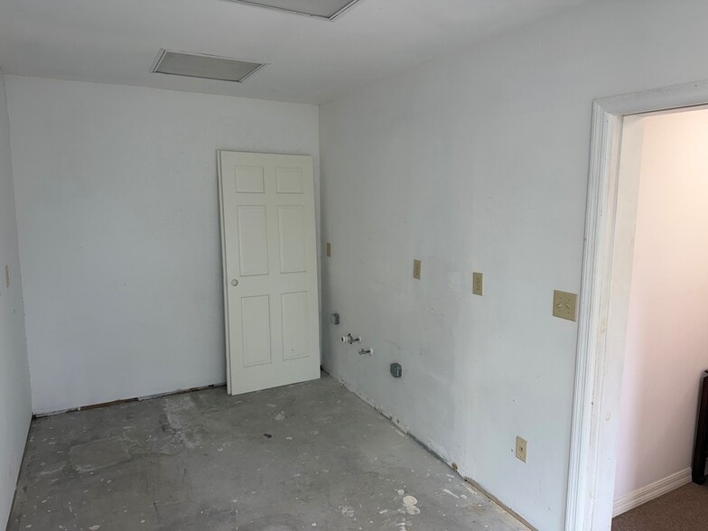 More Photos Of 301 N Belcher Rd, Clearwater Office For Sale