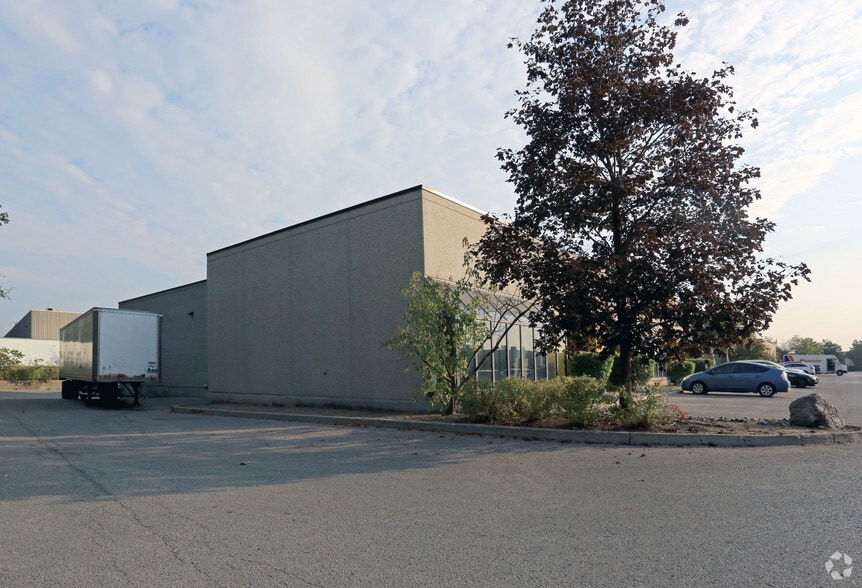 More Photos Of 100 W Beaver Creek Rd, Richmond Hill Light Distribution For Sale