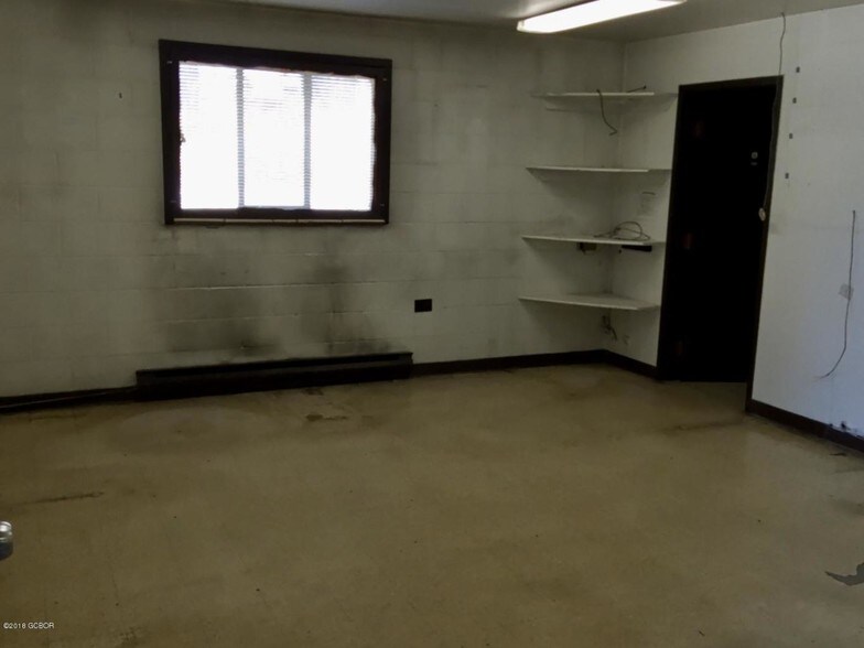 More Photos Of 172 N 2nd St, Granby Warehouse For Sale