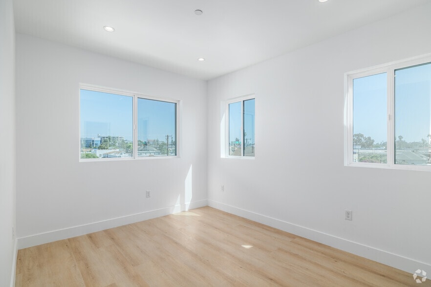 More Photos Of 1933 Magnolia Ave, Los Angeles Apartments For Sale