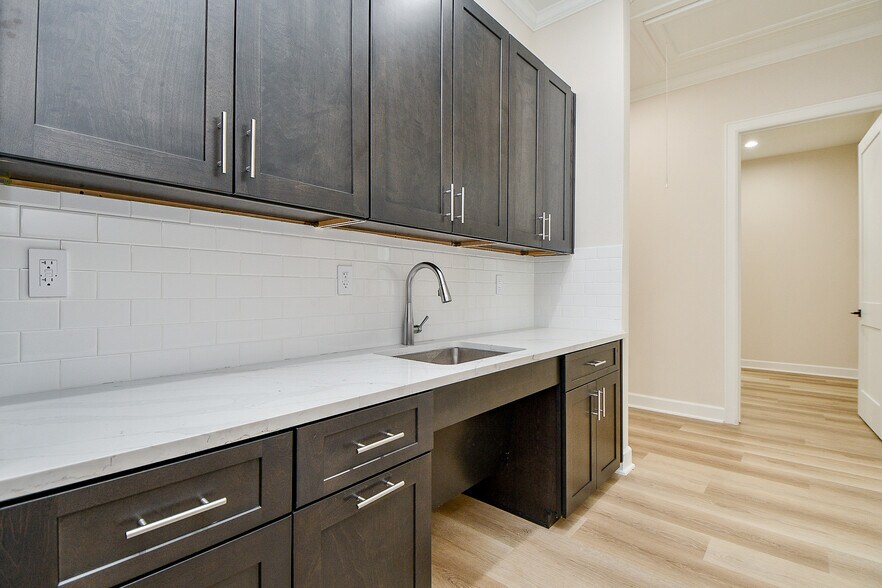 More Photos Of 1325 Main St, Katy Office For Lease