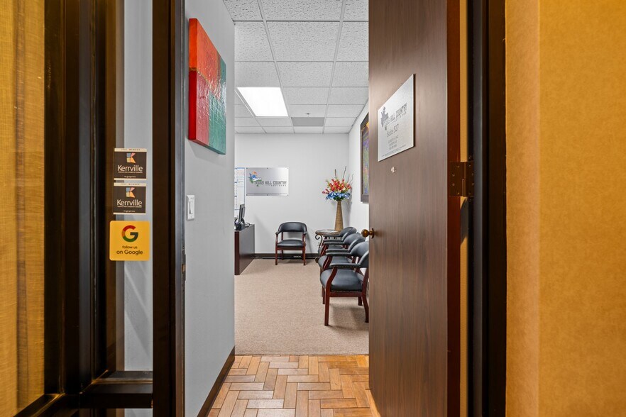 More Photos Of 222 S Sidney Baker St, Kerrville Office For Lease