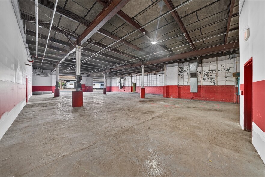 More Photos Of 145 E Mineola Ave, Valley Stream Warehouse For Lease